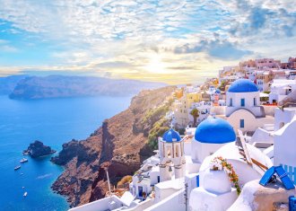 Griechisches Inselhüpfen am leuchtend blauen Meer
