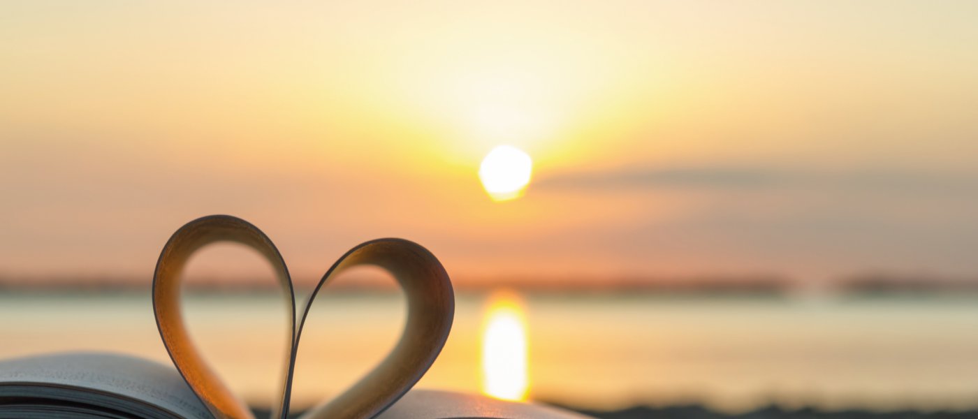 Buch lesen Sonnenuntergang Strand Liebe Meer Valentinstag Romantik