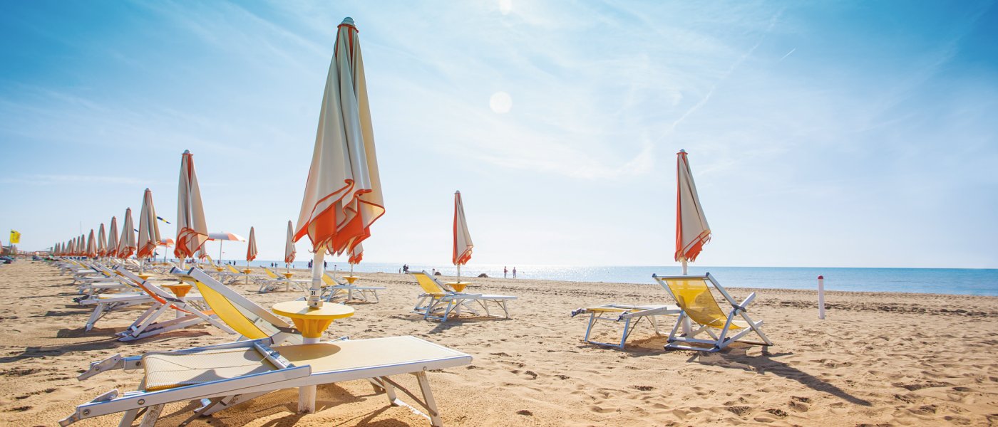 beach, meer, boot, sand, ozean, wasser, tropisch, sommer, sailing, sail, blau, segelboot, himmel, urlaub, anreisen, karibik, insel, katamaran, küste, yacht, sonne, landschaft, weiß, natur, bibione, strand, adria, sandstrand, schirme, hintergrund