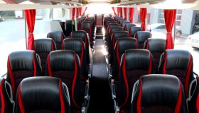Sitzreihen eines Reisebusses