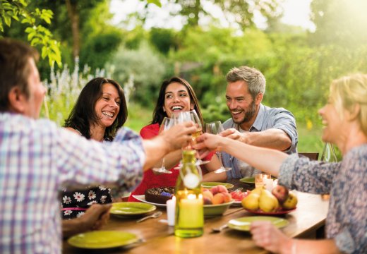 Gruppe Wein Essen Trinken Kuchen Gartenparty