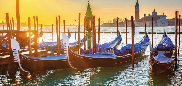 Gondeln im Sonnenuntergang © sborisov-fotolia.com