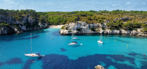 Blick auf Macarelleta Beach auf Menorca &copy; nito-shutterstock.com/2013