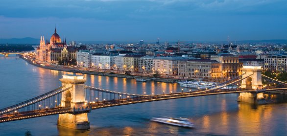 Budapest bei Nacht © ollirg  - stock.adobe.com