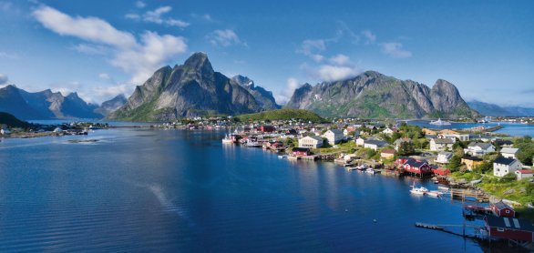 Reine in den Lofoten © harvepino-fotolia.com