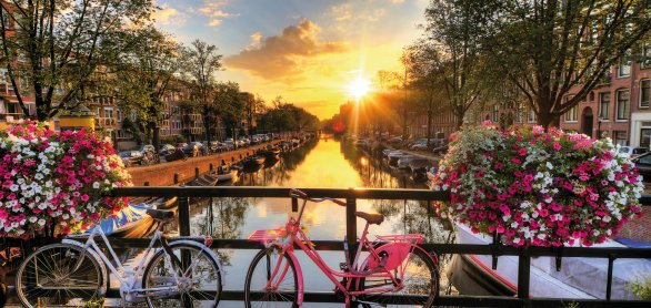 Sonnenuntergang an den Grachten © dennisvdwater-fotolia.com