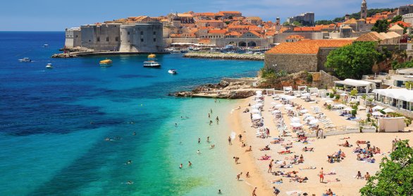 Altstadt und Strand von Dubrovnic &copy; sorincolac-fotolia.com