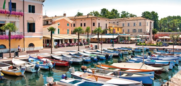 Uferpromenade und Hafen in Bardolino © Norbert Suessenguth-stock.adobe.com