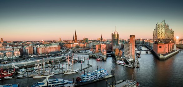 Elbphilharmonie und Hafencity bei Sonnenuntergang &copy; Jonas Weinitschke-stock.adobe.com