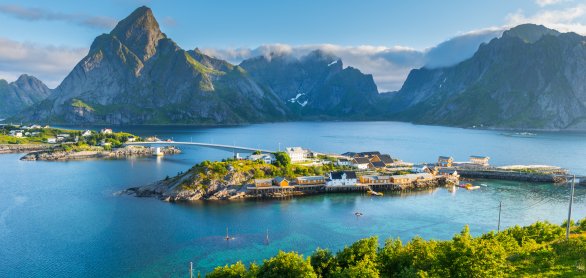 Lofoten im Sommer © Songkhla Studio - stock.adobe.com