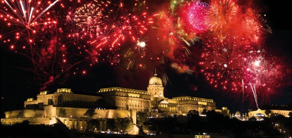 Feuerwerk über Burgberg und Parlament in Budapest © Comofoto - stock.adobe.com