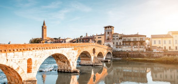 Ponte Pietra in Verona © rh2010 - stock.adobe.com