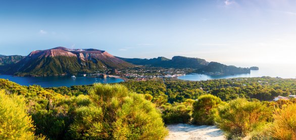 Blick auf Vulcano © Yggdrasill - stock.adobe.com