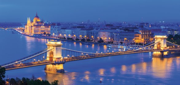 Donau und Kettenbrücke bei Nacht in Budapest © SCStock-stock.adobe.com