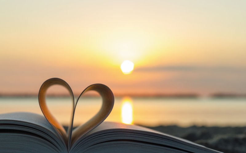 Buch lesen Sonnenuntergang Strand Liebe Meer Valentinstag Romantik