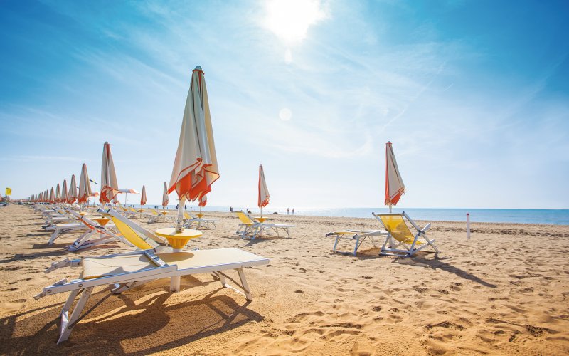 beach, meer, boot, sand, ozean, wasser, tropisch, sommer, sailing, sail, blau, segelboot, himmel, urlaub, anreisen, karibik, insel, katamaran, küste, yacht, sonne, landschaft, weiß, natur, bibione, strand, adria, sandstrand, schirme, hintergrund